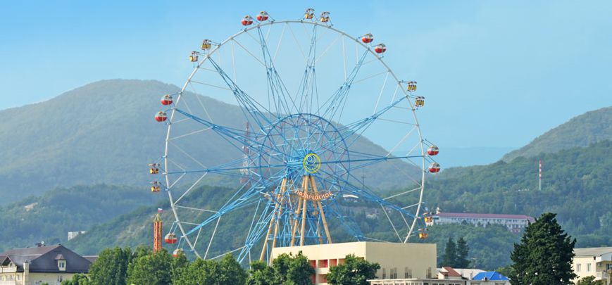 Лазаревское колесо на фоне гор